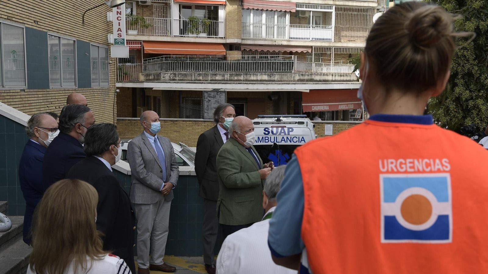 Una médico de emergencias escucha a Jesús Aguirre