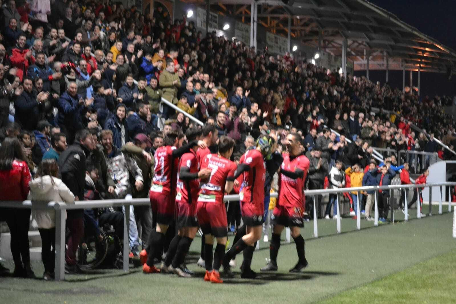 Los jugadores del Puente Genil celebran uno de sus goles ante el Betis Deportivo. Los jugadores del Puente Genil celebran uno de sus goles ante el Betis Deportivo.
