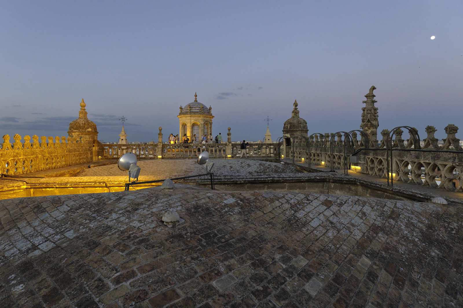 Recorrido de la visita por las cubiertas de la Catedral de Sevilla, al atardecer