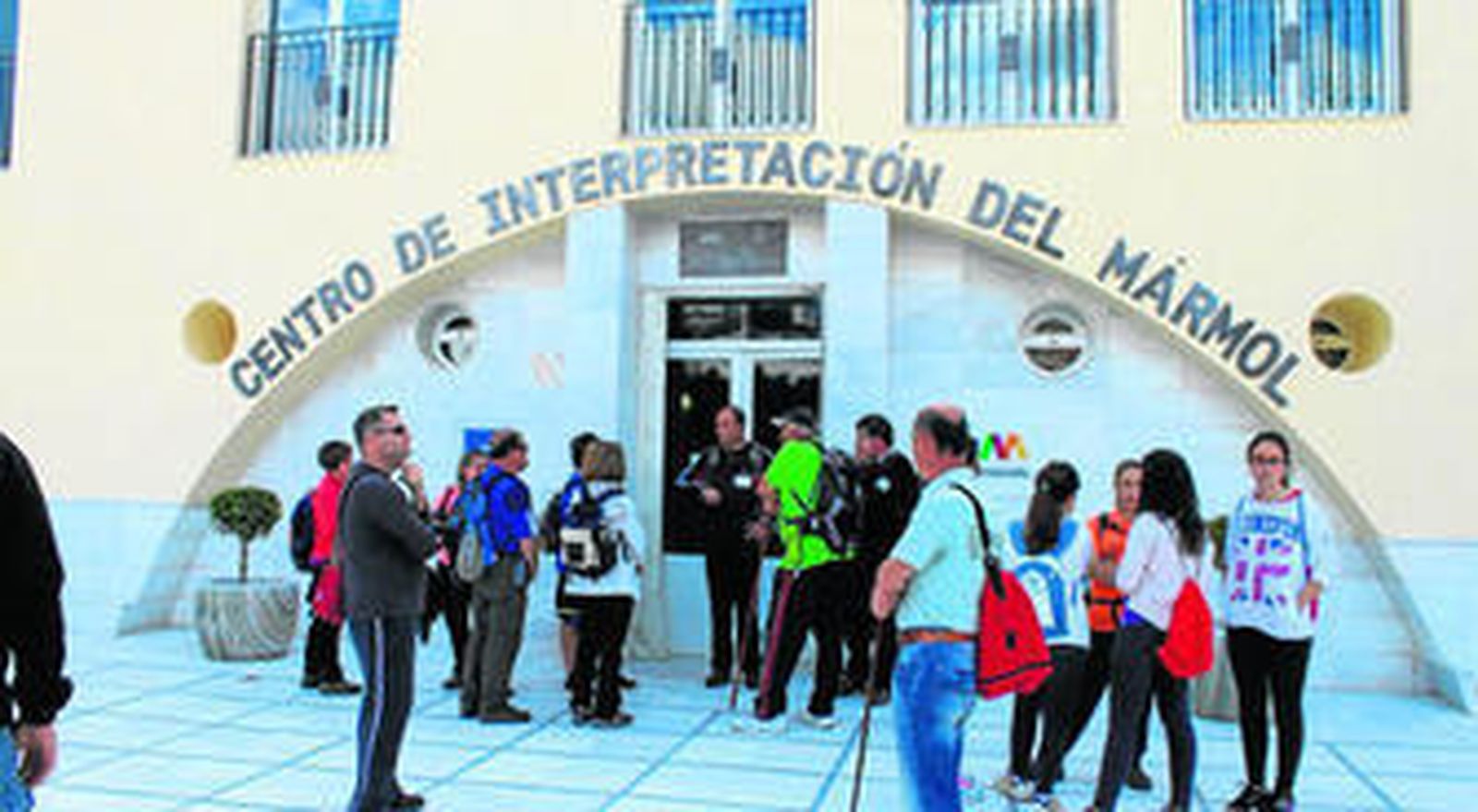 Un grupo de turistas ante las puertas del centro de interpretación del mármol en la calle García Lorca.