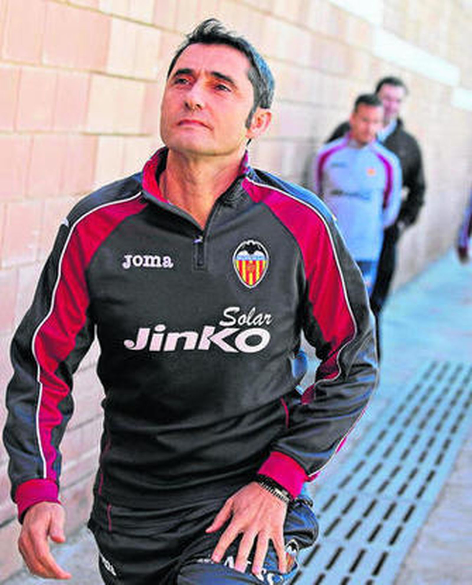 Ernesto Valverde, en plena jornada de trabajo en Paterna.