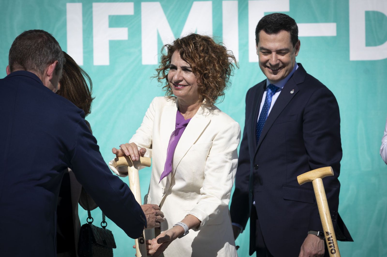 María Jesús Montero y Juanma Moreno, juntos, en un acto en Granada.