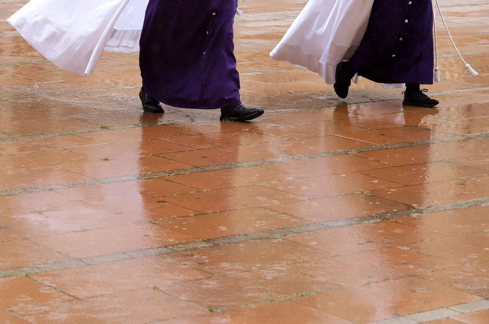 Imágenes de la procesión del Cautivo  bajo la lluvia en Huelva