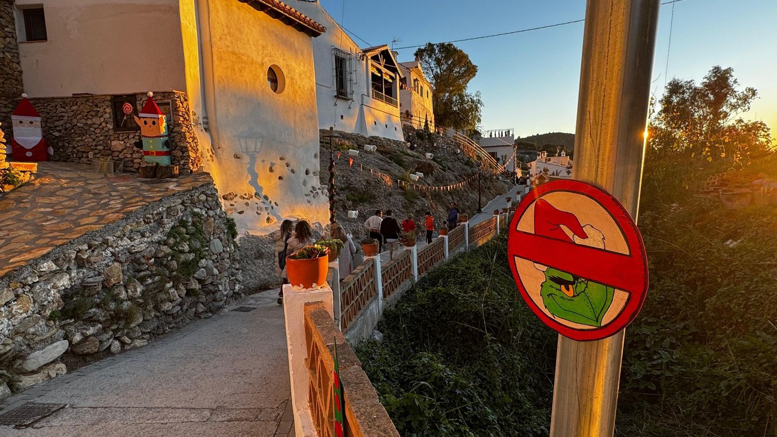 Uno de los muchos carteles que hay por el pueblo prohibiendo el paso al Grinch