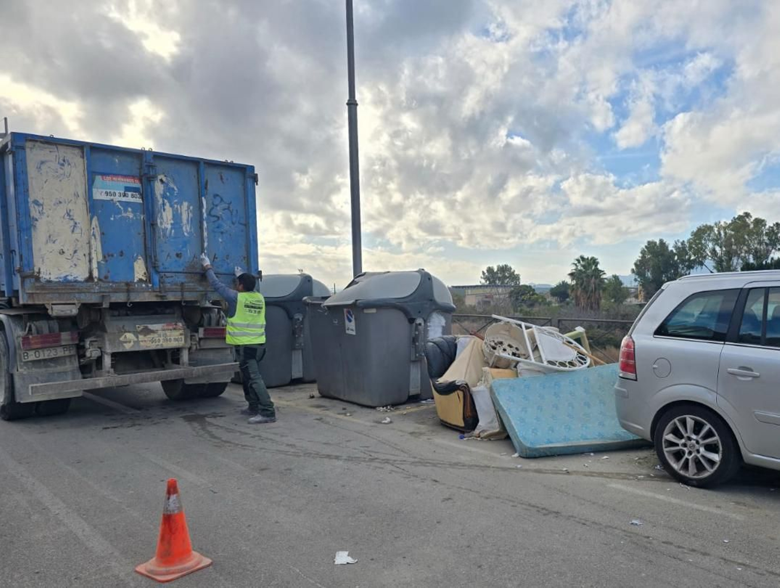 Recogida de impropios en la calle Barranco Huertos.
