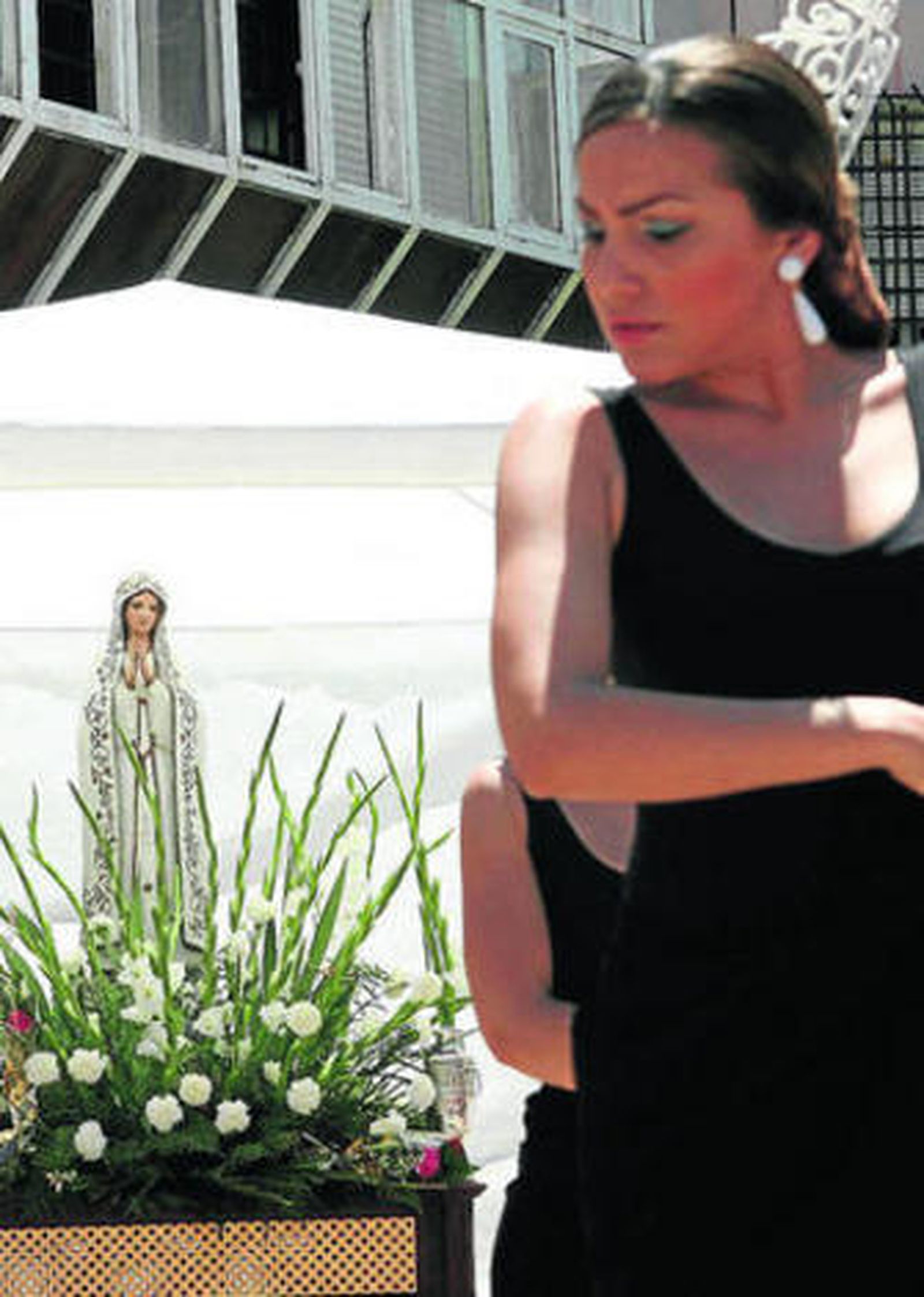 Varias mujeres bailan ante la Virgen de Fátima.