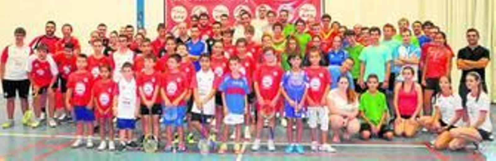 Foto de familia con los participantes y premiados en el XVI Open de Bádminton Feria de Almería.