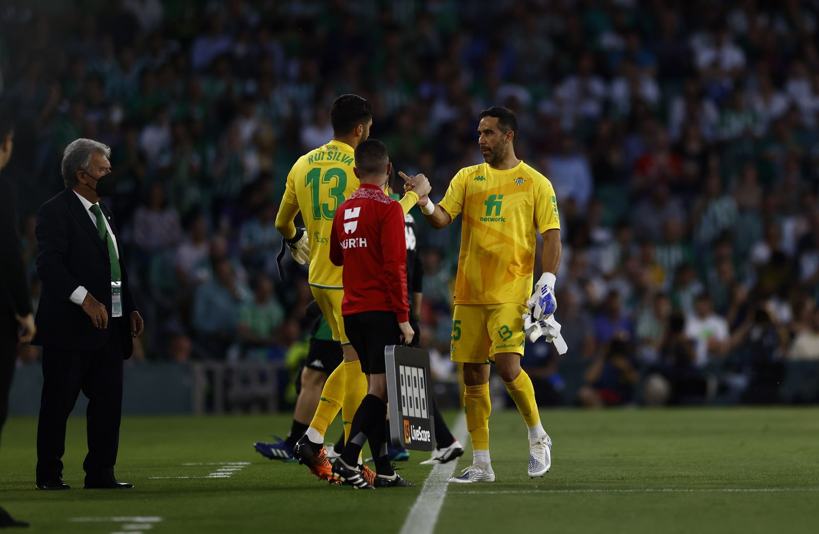 Rui Silva saluda a Claudio Bravo cuando lo sustituye durante el partido.