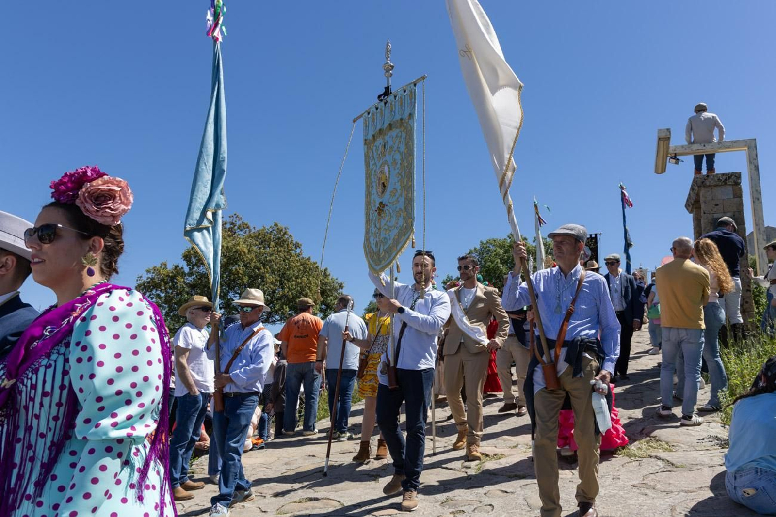 Miles de romeros acuden al encuentro de la Virgen de la Cabeza en su romería