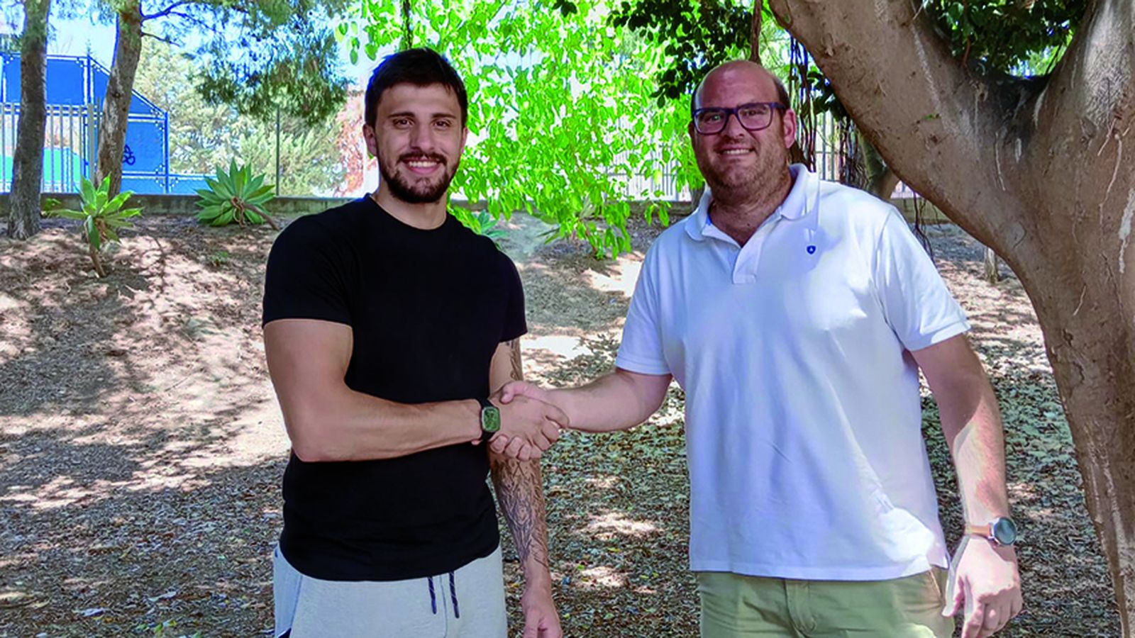 Henrique Petter se da la mano con Alfonso Carrión, director deportivo del Trops Málaga