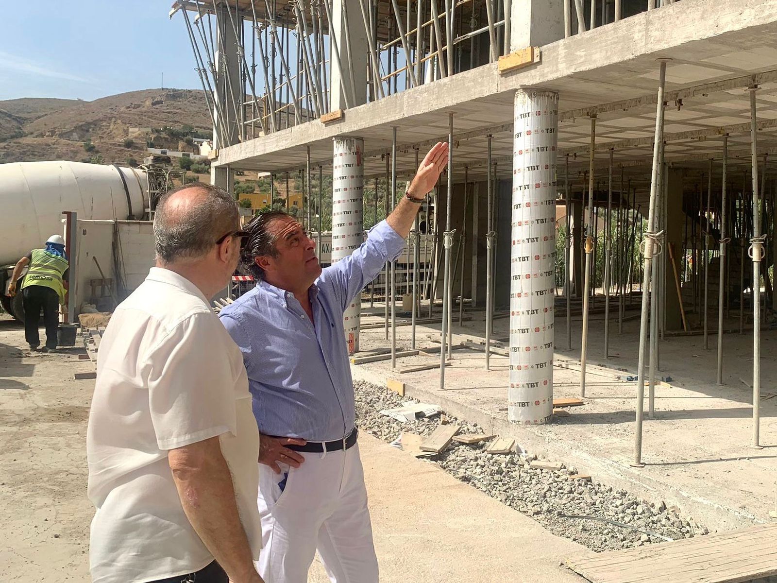 Miguel Briones junto al director del centro visitaron las obras.