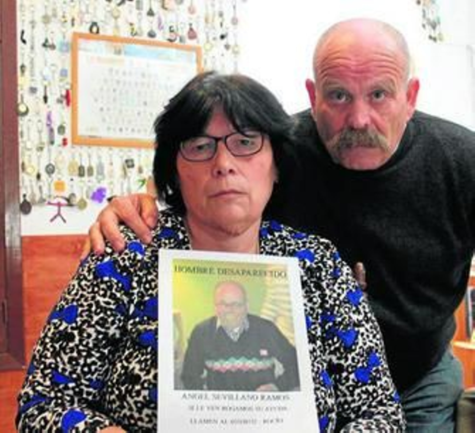 Francisca Sevillano y Alfonso Marcos, con el cartel que ni siquiera les dio tiempo a repartir.