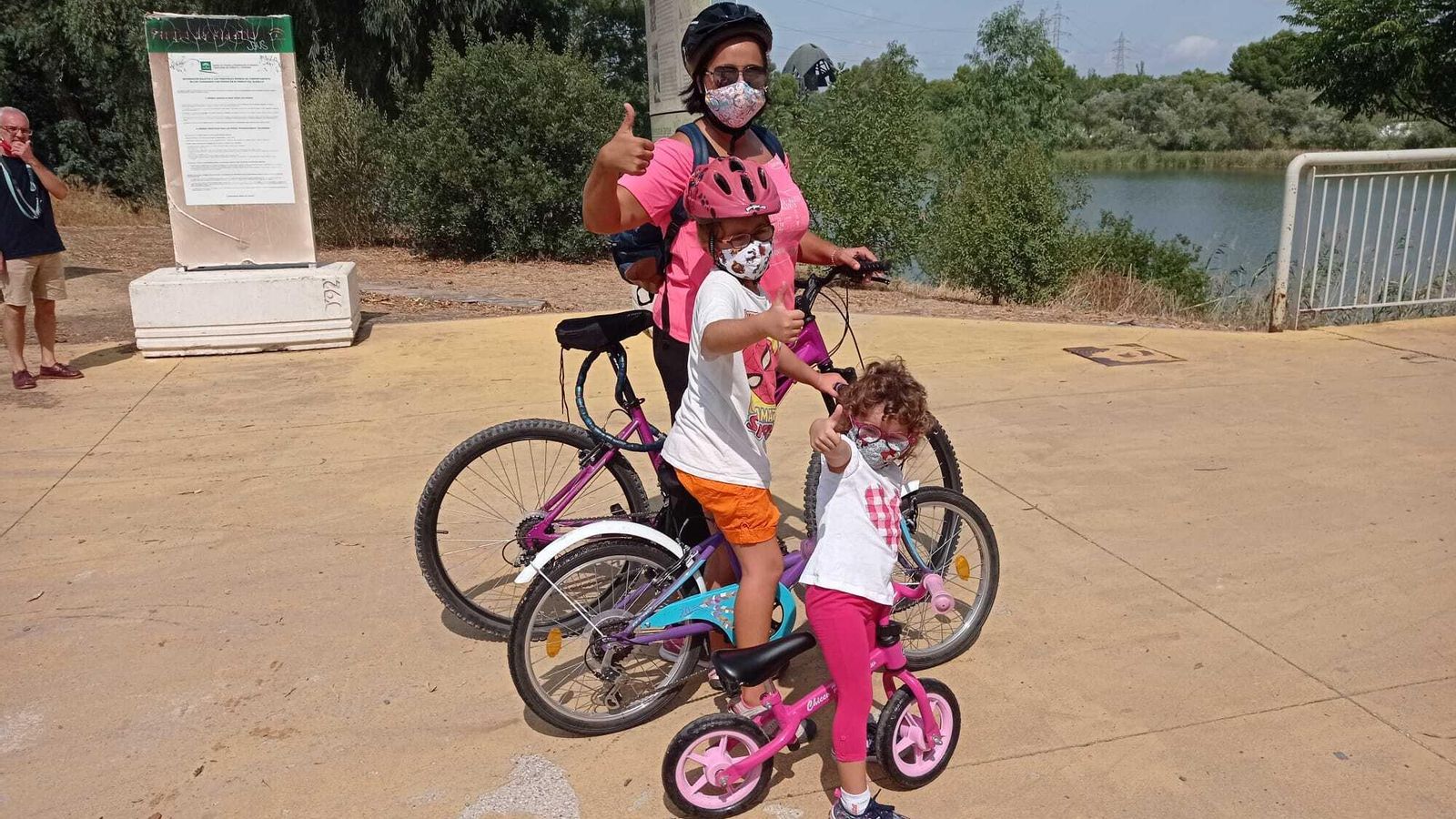 Emma junto a su madre y su hermana Noa haciendo deporte, uno de los motores de su terapia diaria.