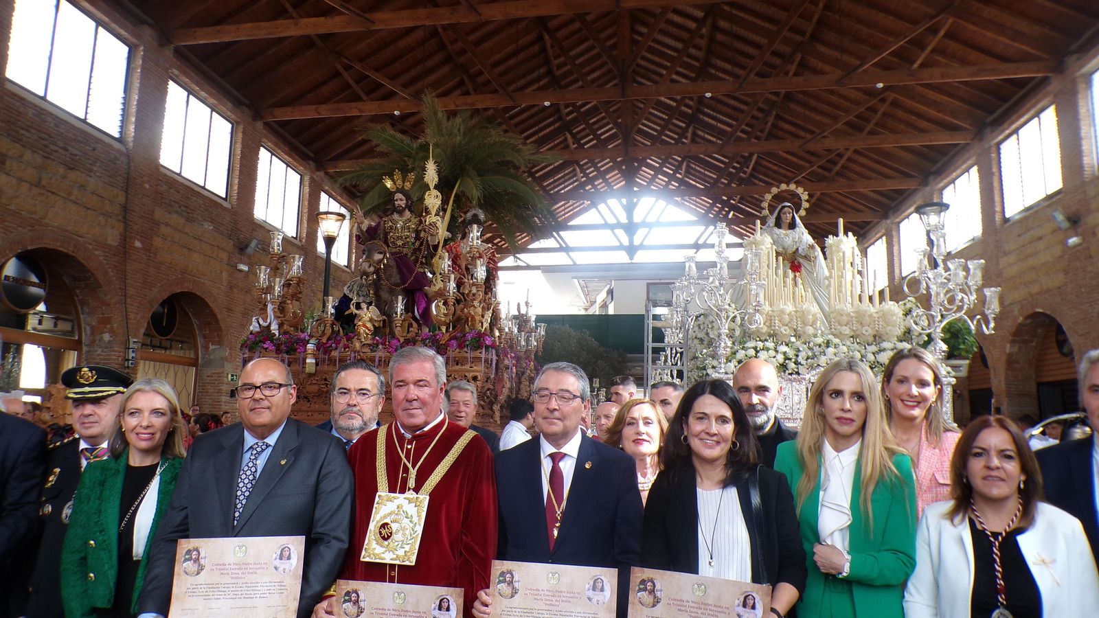 Autoridades municipales, provinciales y cofrades con el diploma de agradecimiento por la imagen restaurada de la Virgen