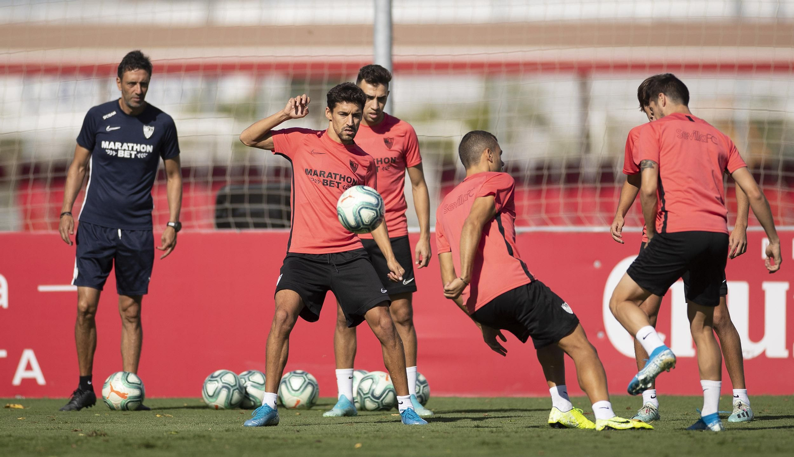 Jesús Navas, Munir, Joan Jordán y Escudero, ante el segundo de Lopetegui, Pablo Sanz.