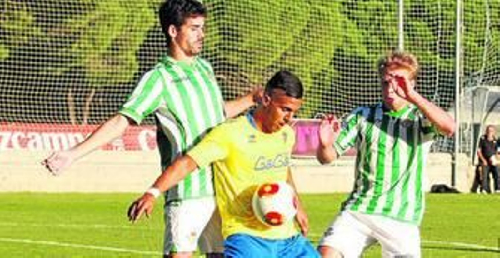 El bético Caro, autor del único gol del partido, presiona a un jugador local ante Jesús Muñoz.