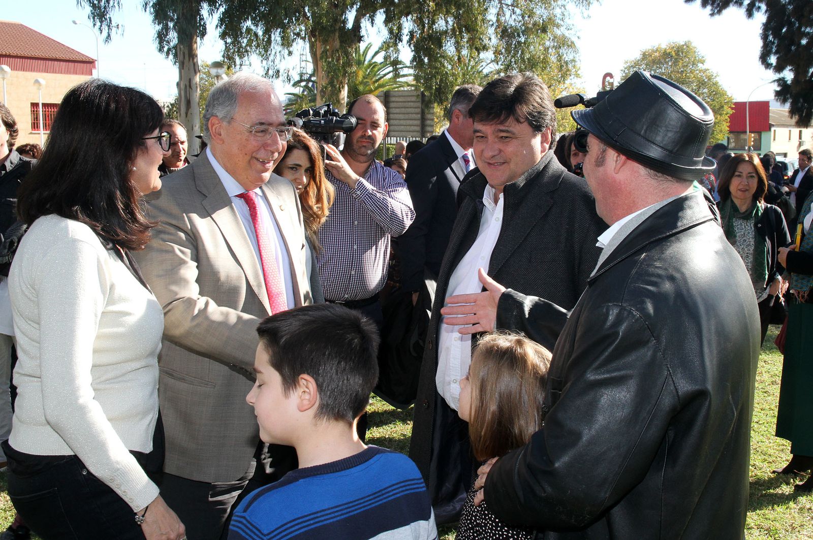 Inauguración de la escultura del artista onubense Víctor Pulido 'Imago', en imágenes