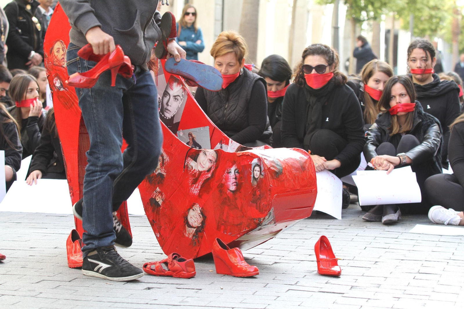 Lectura de manifiesto de violencia contra la mujer