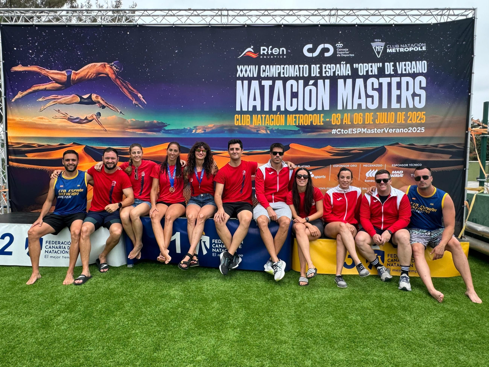 Foto de equipo de los componentes del CN Bahía de Almería durante el Campeonato de España celebrado en Las Palmas.