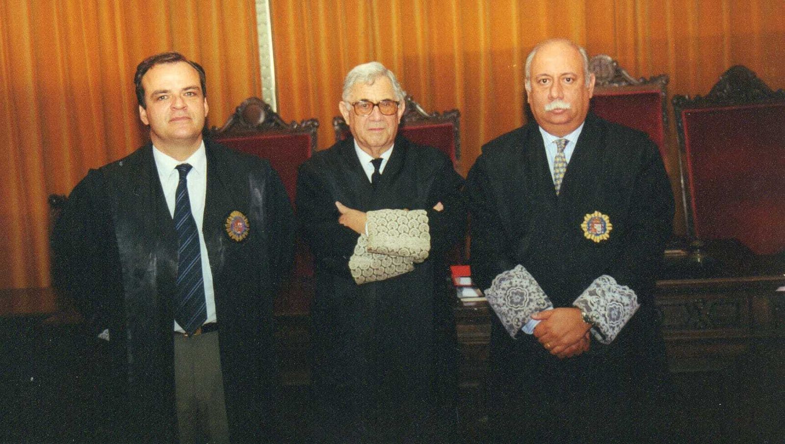 José de la Cruz (centro) con los componentes de su Sala: Victor Nieto (izquierda), ahora presidente de la Sección Octava, y Carlos Piñol, fallecido hace un año