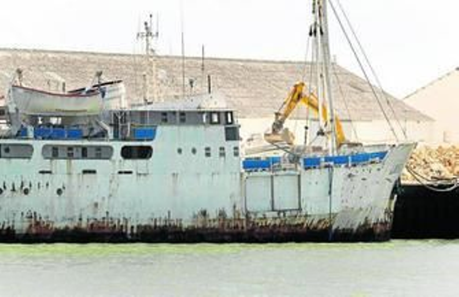 El 'Louisa' lleva más de siete años amarrado en la dársena portuense.