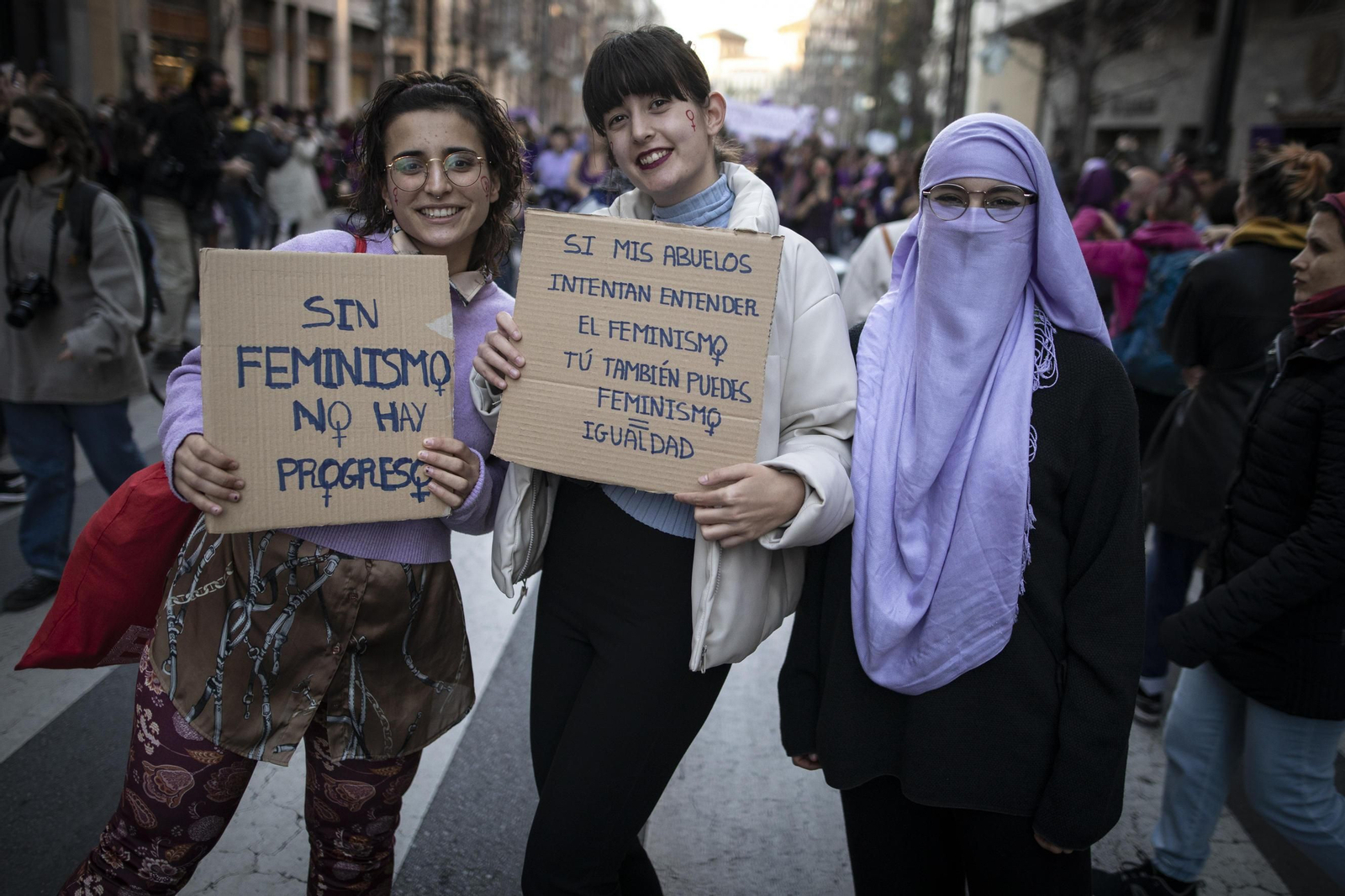 Así ha sido la multitudinaria manifestación del 8-M en Granada