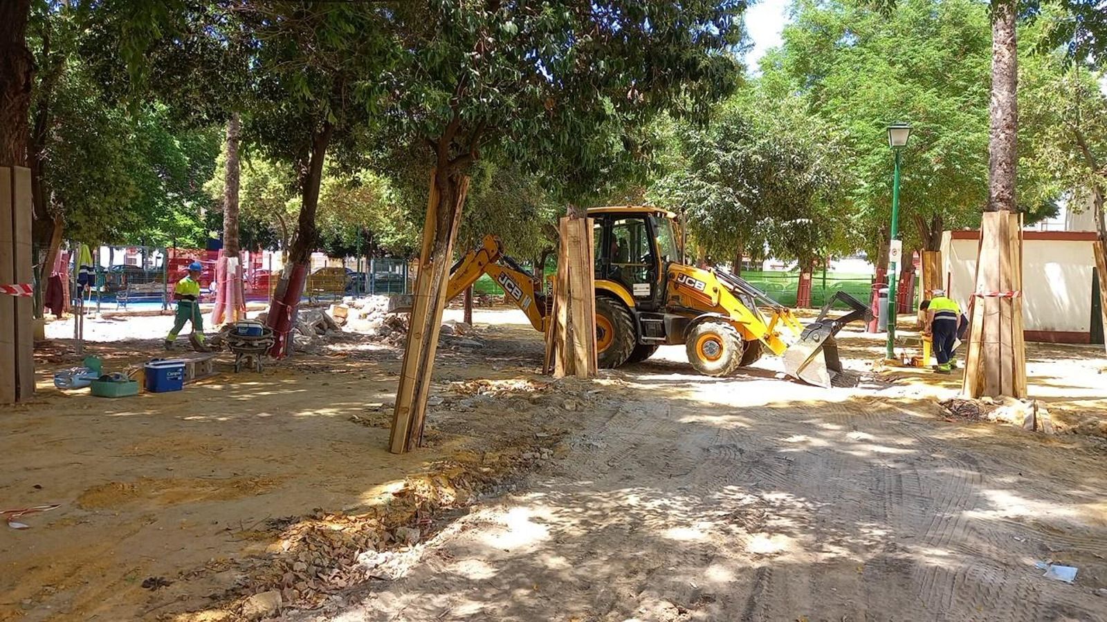Renovación de la pavimentación y mejora de los espacios peatonales en el Parque Joaquín Morón Ríos, de El Zodíaco