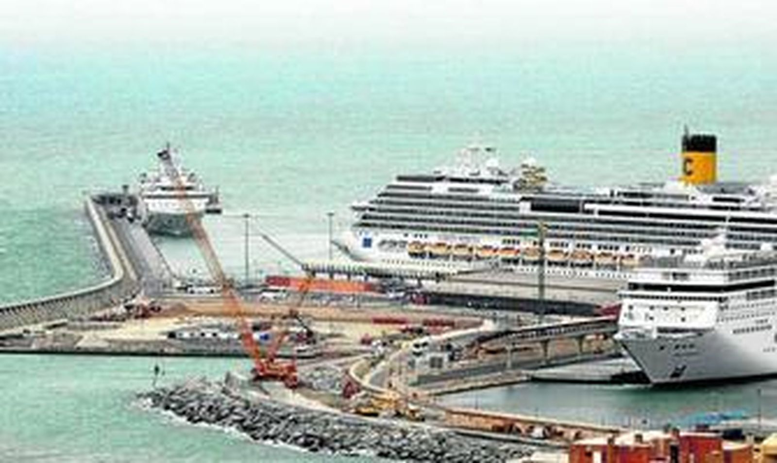Cruceros atracados en el dique de levante del puerto malagueño.
