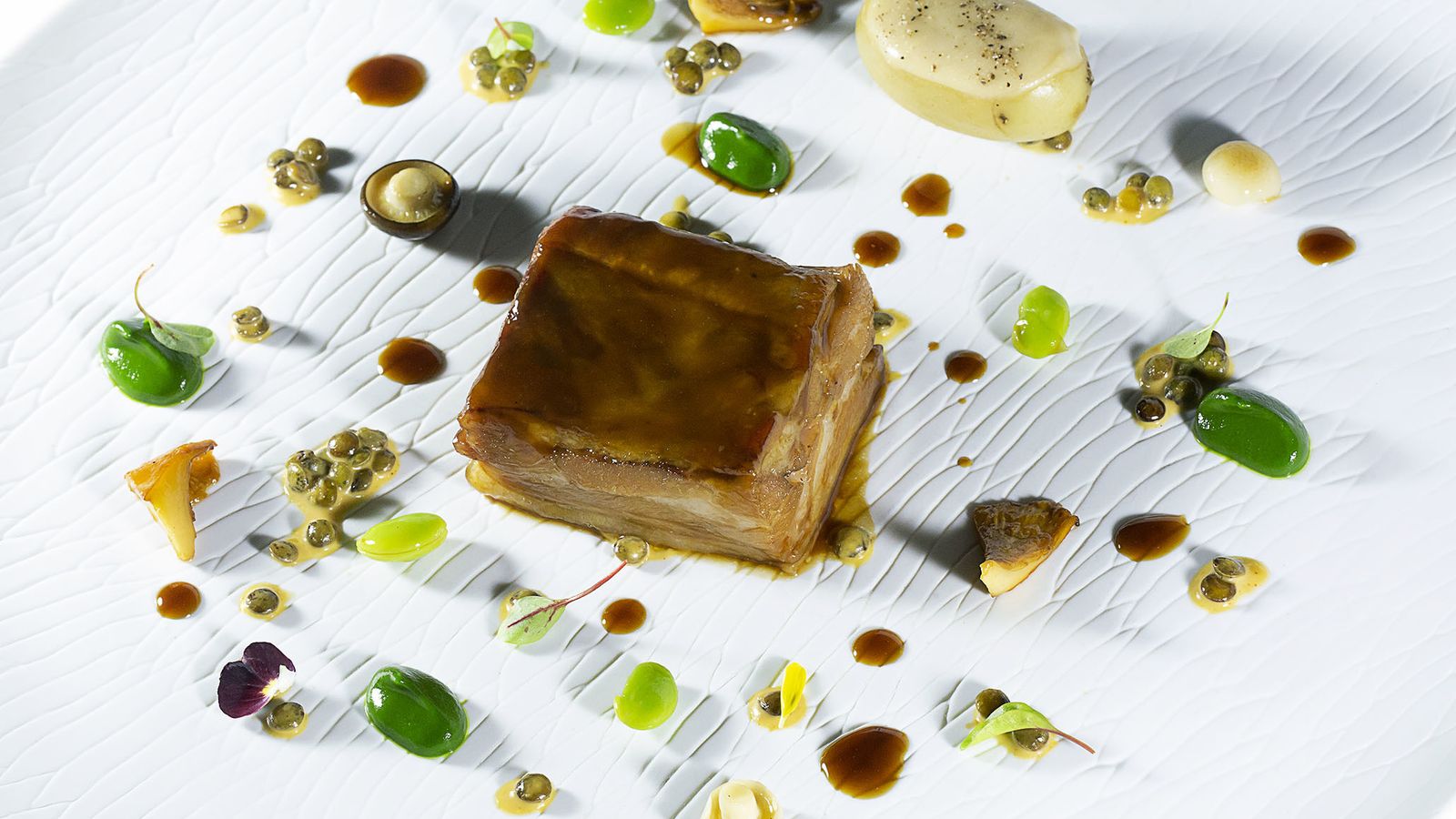 Terrina de cordero lechal, con patata enana al tuétano y ensalada