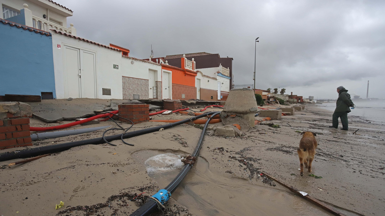 Fotos de la playa de El Rinconcillo tras el temporal Fotos de la playa de El Rinconcillo tras el temporal