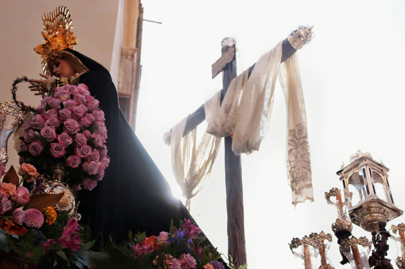 Santa Cruz en el Jueves Santo de Málaga, en imágenes