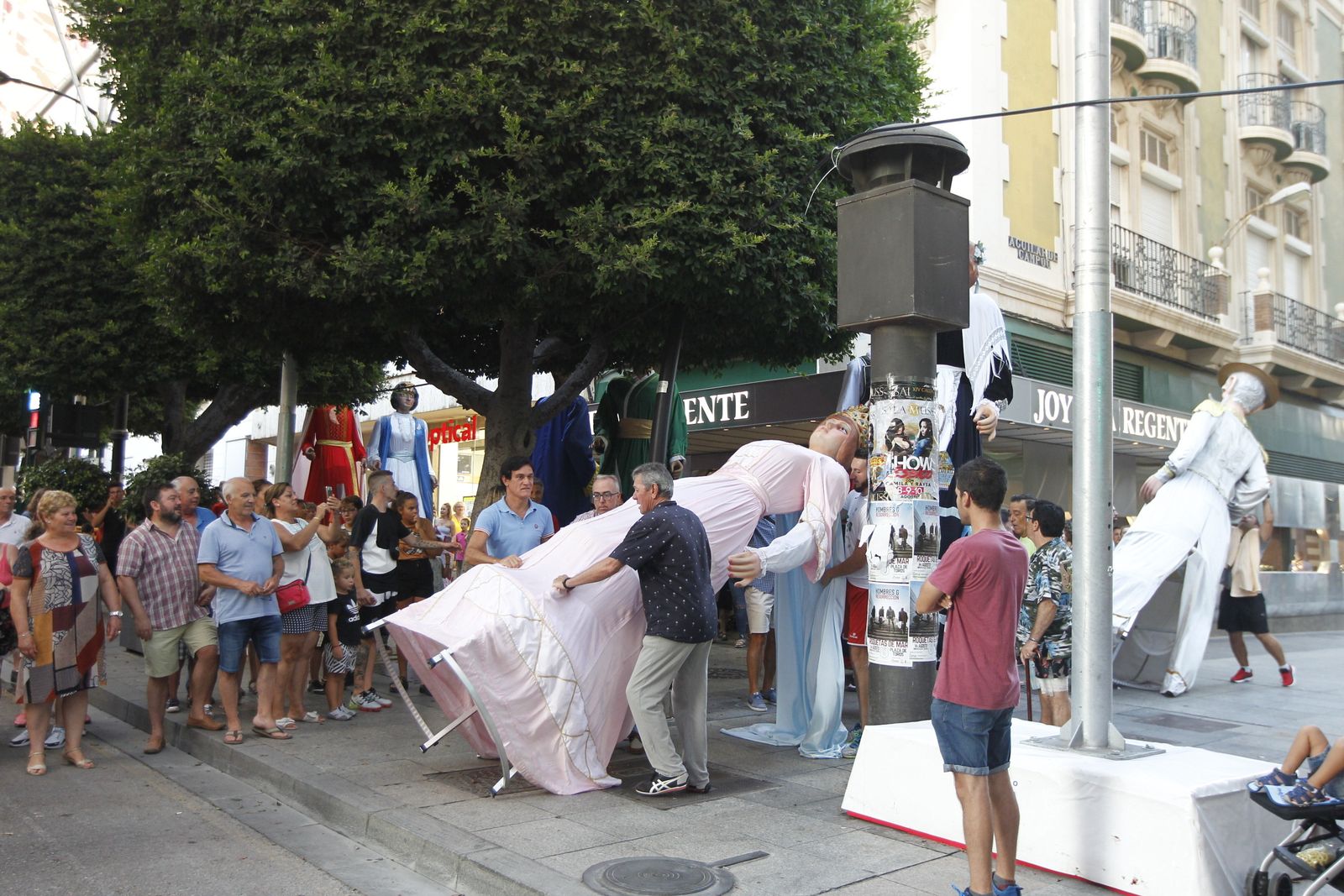 Los grandes protagonistas han tenido una serie de dificultades para continuar con el desfile aunque han continuado con su recorrido de manera exitosa.