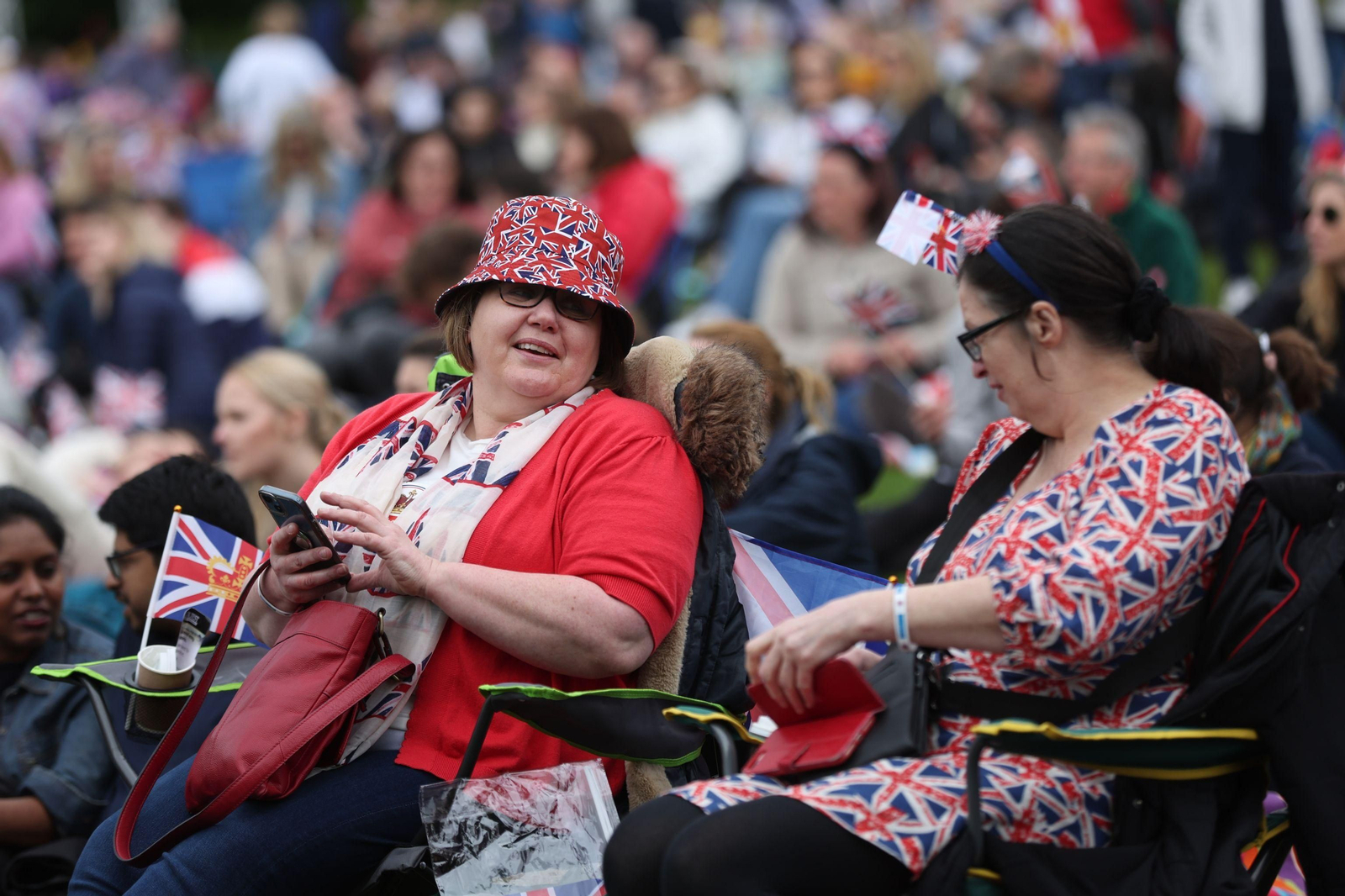 Los ciudadanos apoyan a Carlos III en el día de su coronación