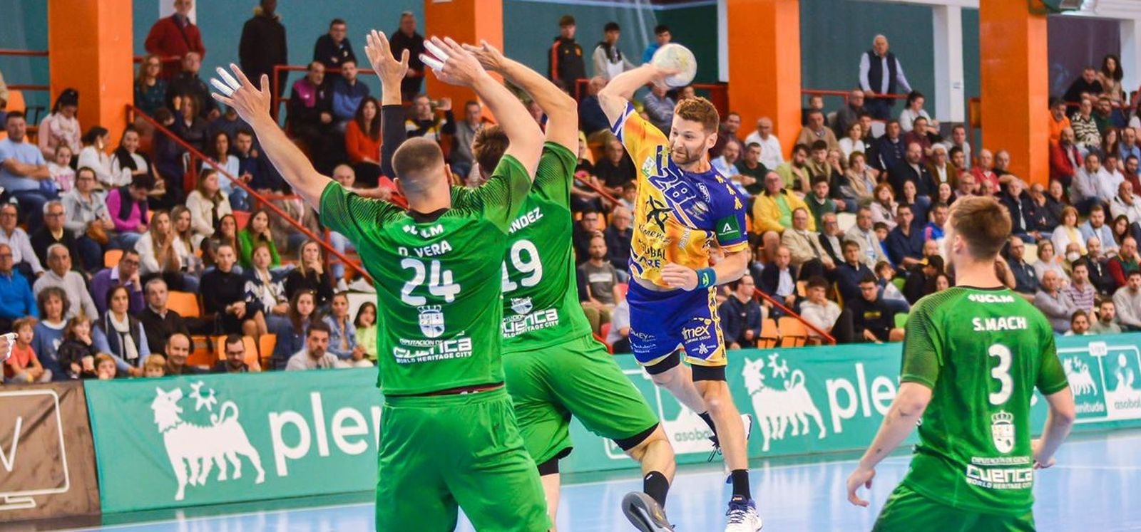 Chen Pomeranz lanza ante la oposición de dos jugadores del Cuenca.