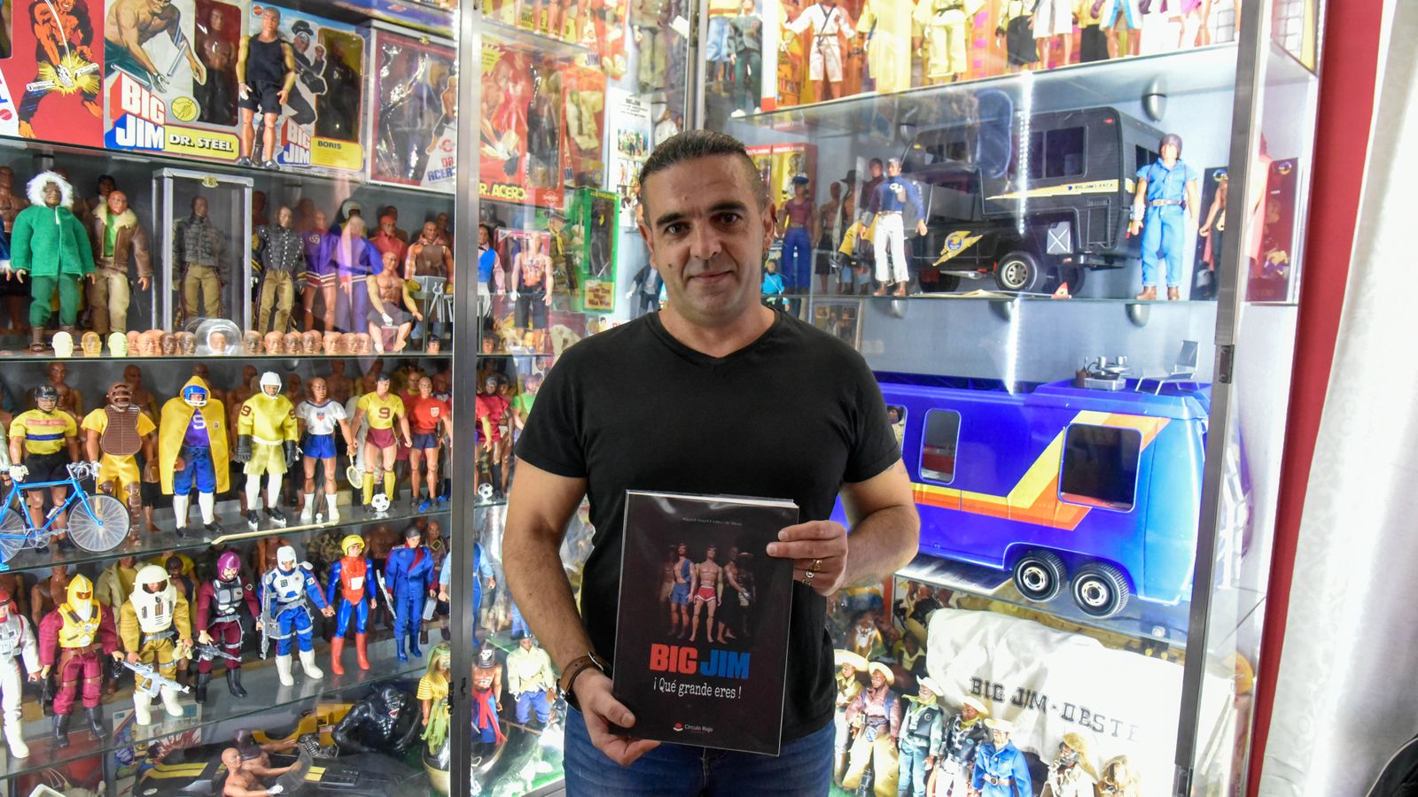 Miguel Ángel Gómez de Juan, con su libro sobre Big Jim y parte de su colección.