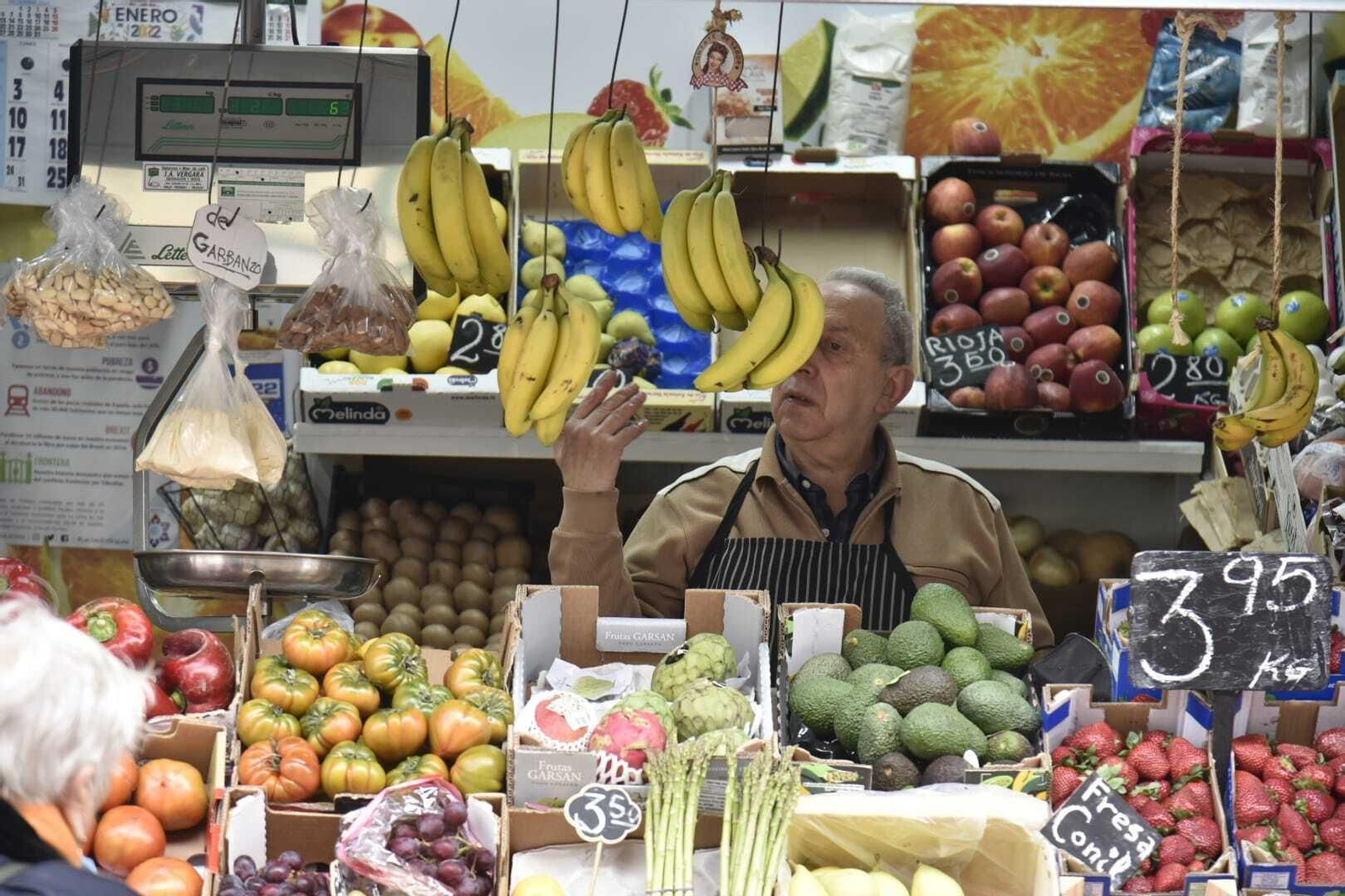 Un comerciante con su puesto del mercado con abundante mercancía, este miércoles.