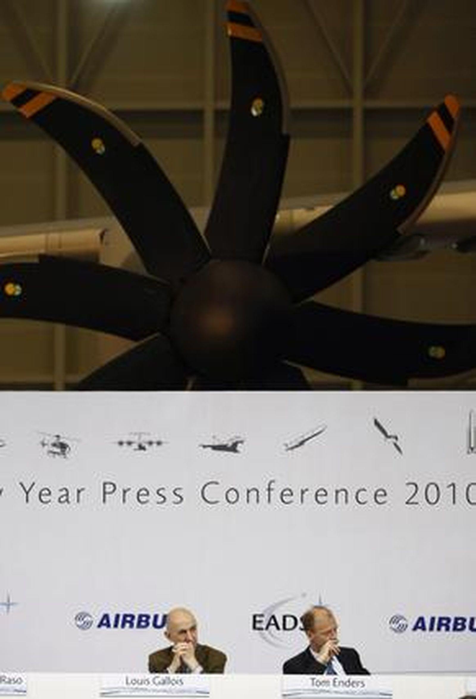 El presidente de EADS, Louis Gallois, acompañado del presidente de Airbus, Thomas Enders y el presidente de la división militar del fabricante europeo de aviones, Domingo Urena-Raso, ha fijado el 31 de enero de 2010 como fecha final para las negociaciones con los gobiernos europeos.

Foto: Agencias/ Jose Ángel García