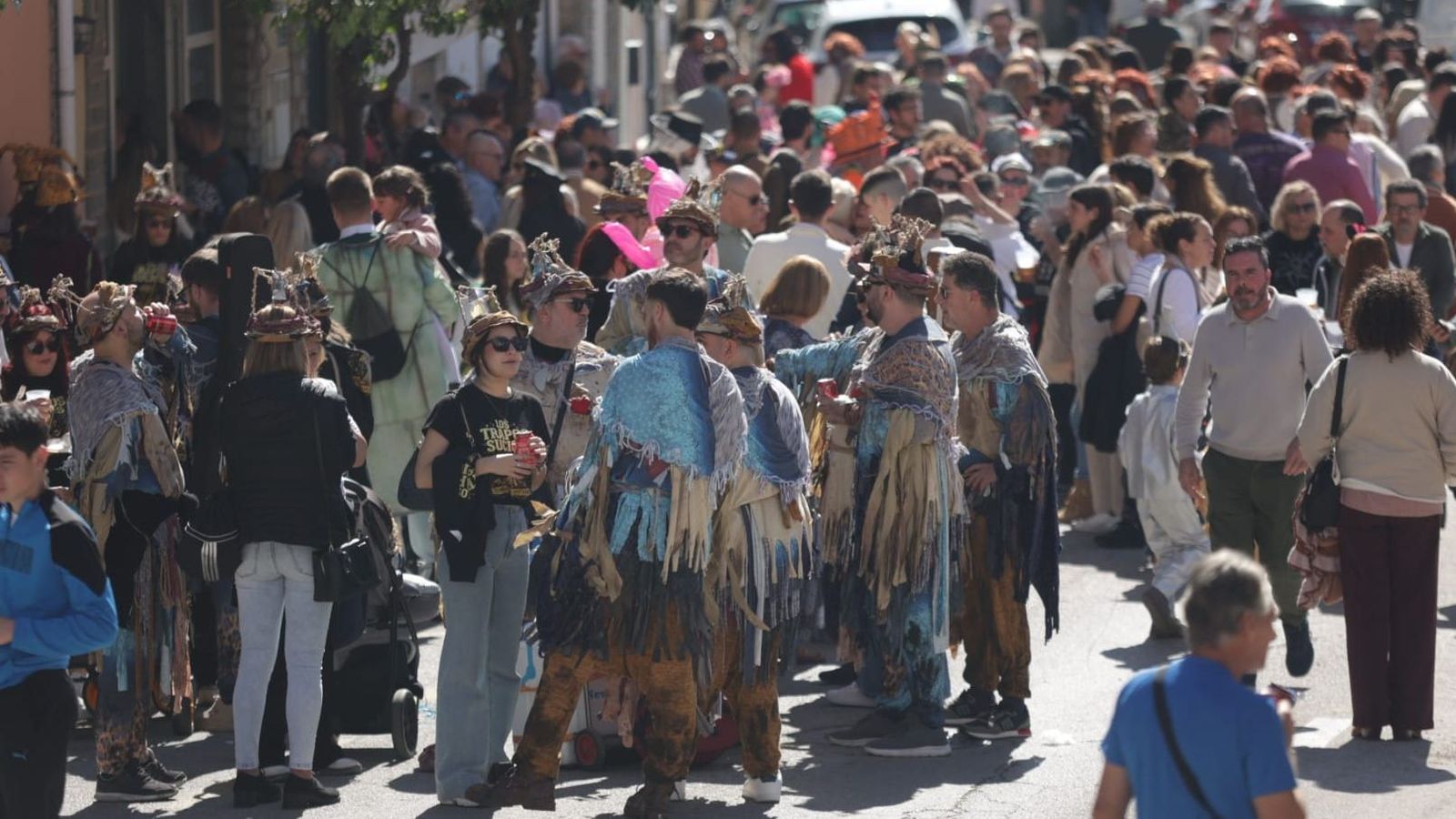 La calle Fuentenueva se convirtió en una verbena improvisada durante la XXXIII Inesperada Popular de la Peña Cine Cómico.