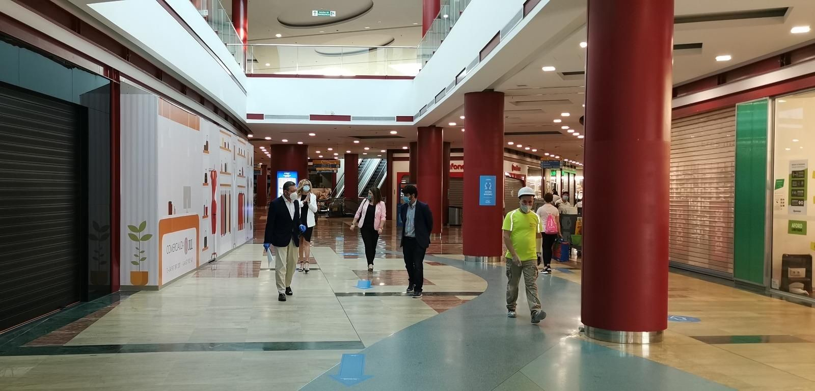 Los responsables municipales y del centro comercial supervisan las instalaciones.