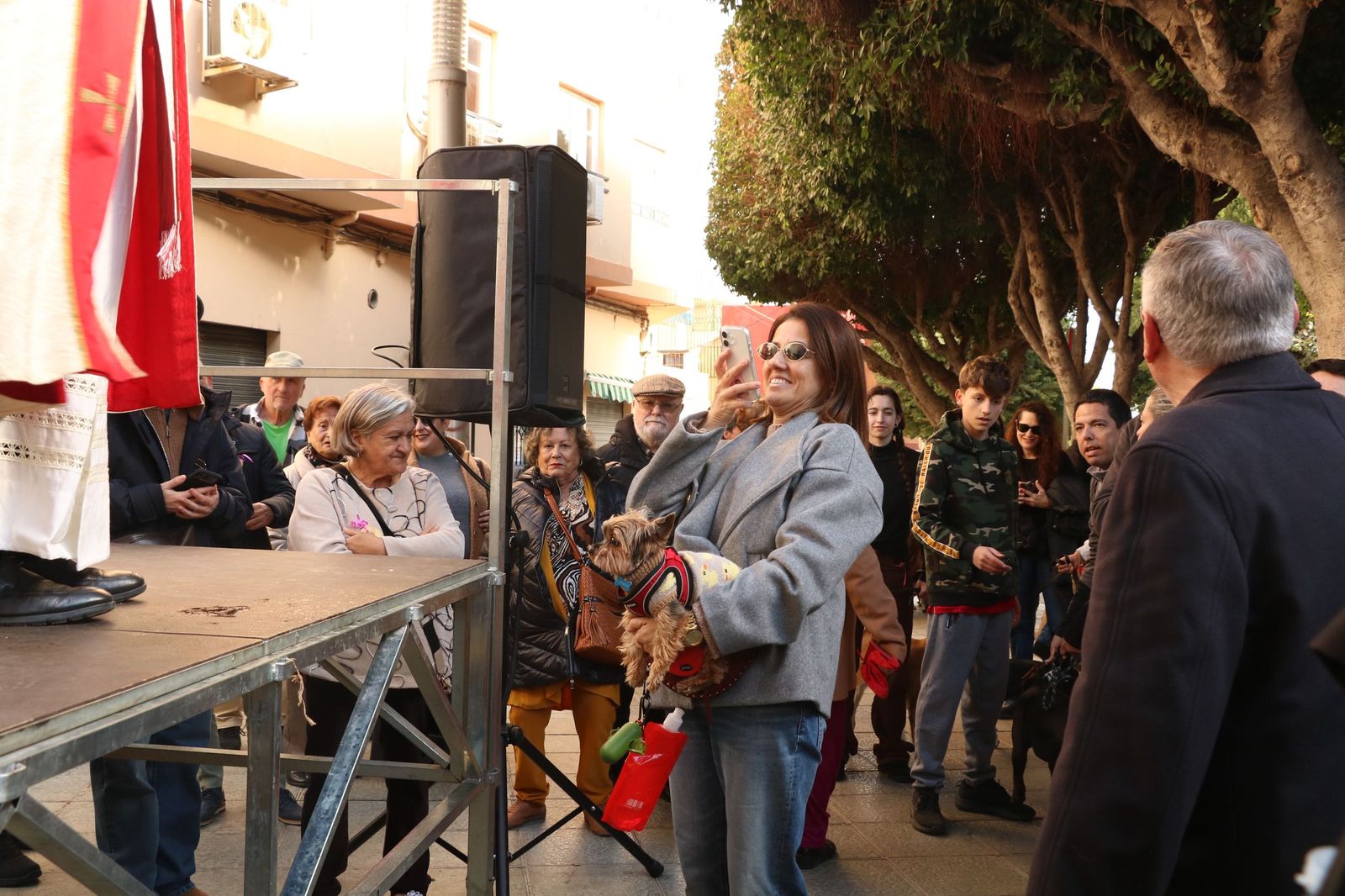 Así ha sido la bendición de las mascotas y la subasta de 'rabicos' en el casco histórico de Almería