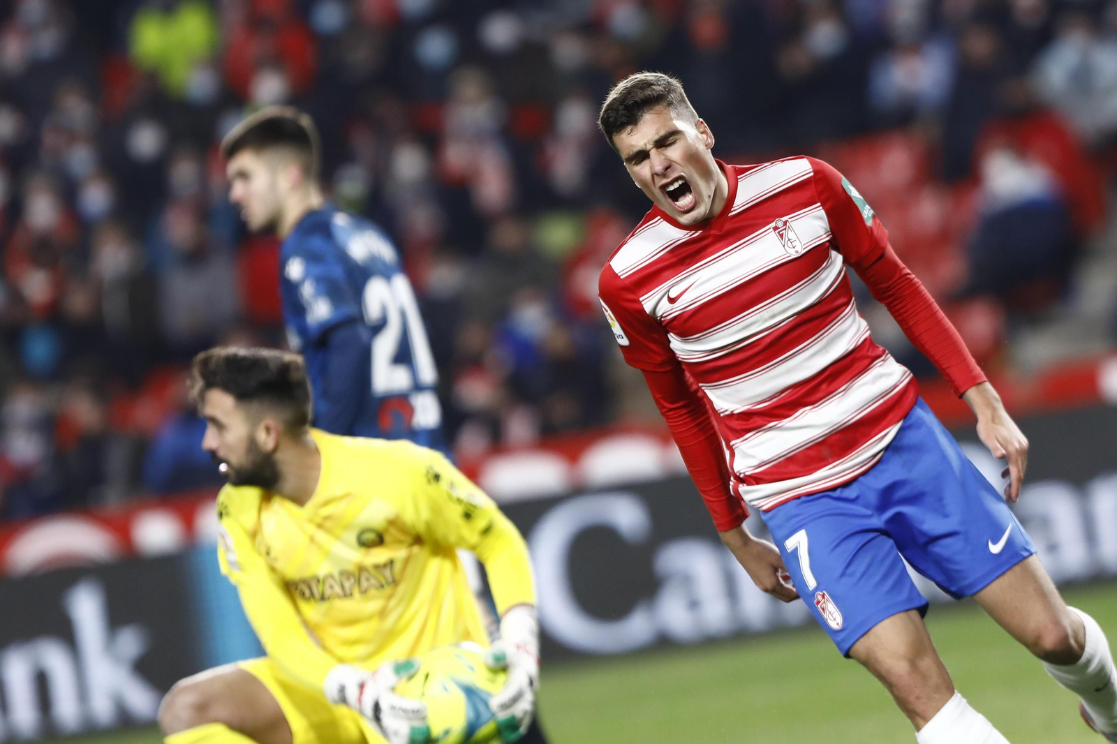 Alberto Soro se lamenta de una ocasión perdida en el duelo de la primera vuelta.