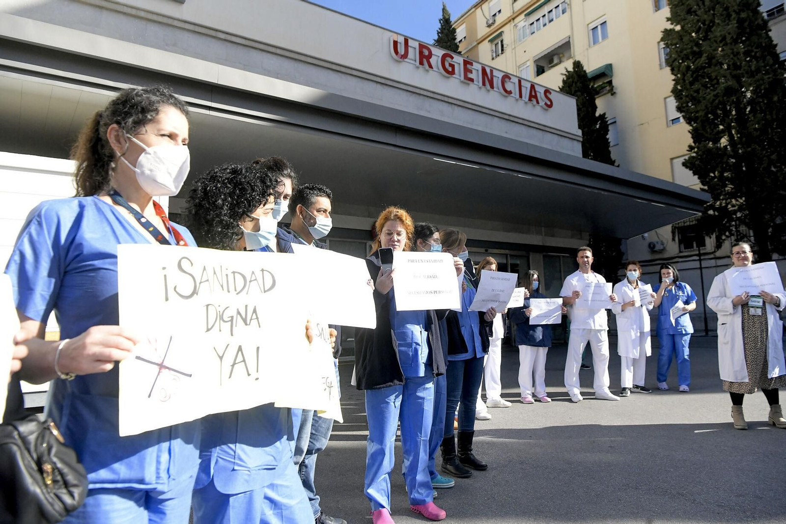 Las protestas por la falta de sanitarios en el sistema de salud repuntan en plena oleada de contagios respitatorios