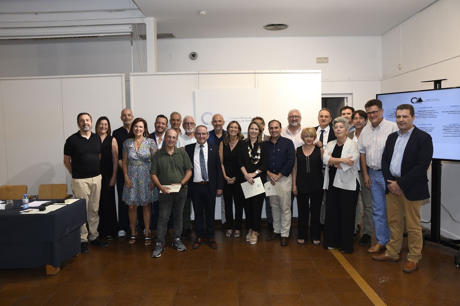 Los colegidos de honor junto al decano y la concejal de Urbanismo