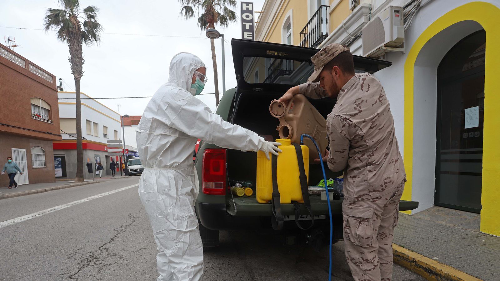 Fotos de las tareas de desinfección y limpieza de la Infantería de Marina en Tarifa