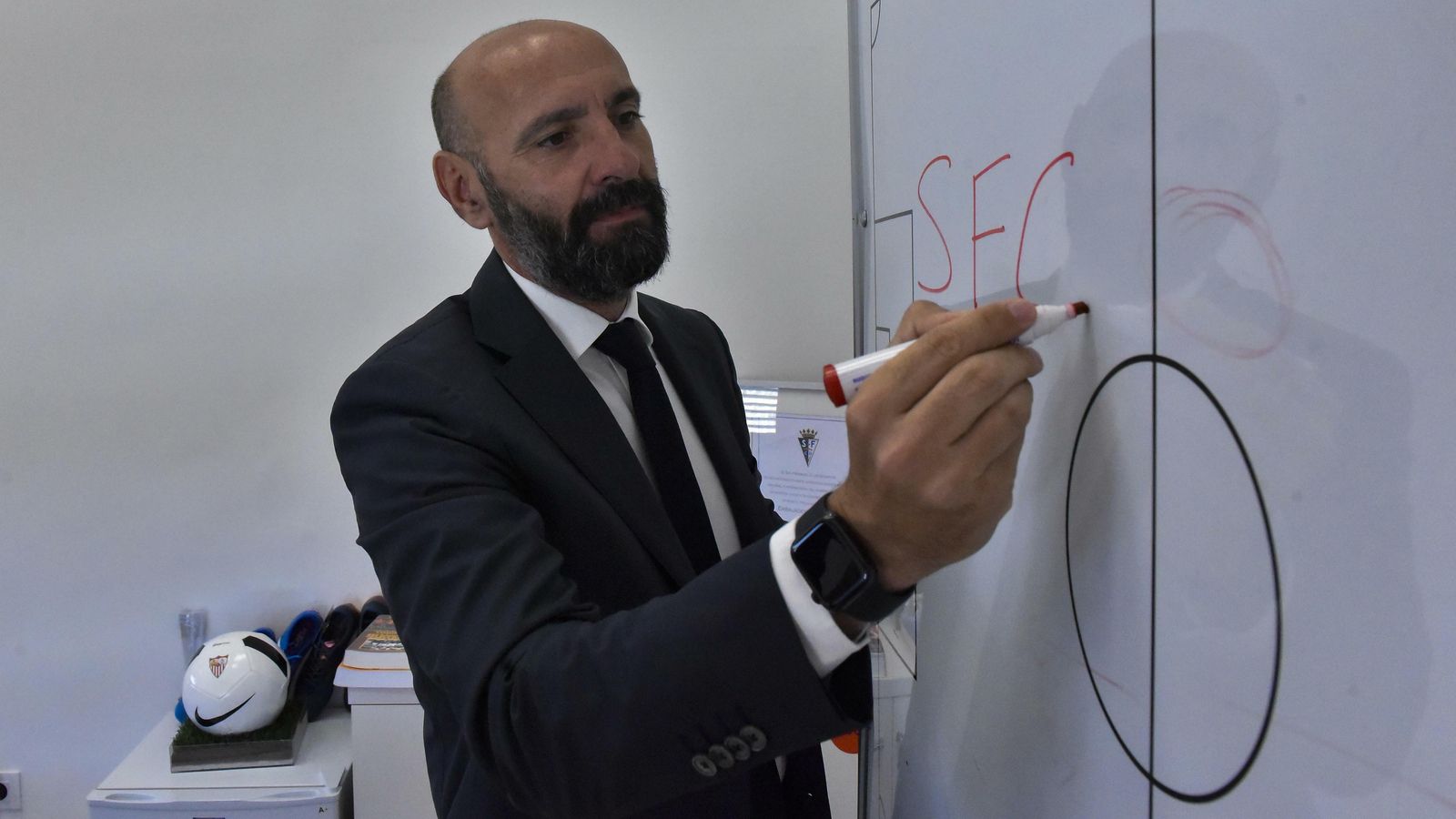 Monchi, ante la pizarra de su nuevo despacho en el estadio Jesús Navas.