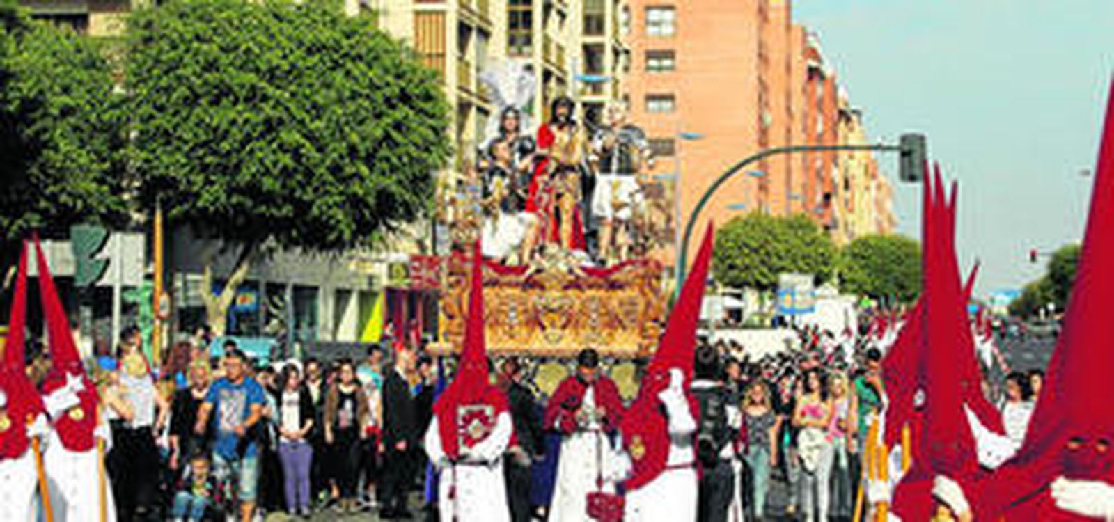 El paso de misterio de Humildad y Paciencia acompañado de su barrio de Los Molinos.