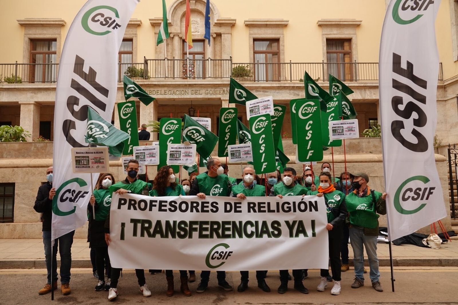 CSIF se concentra para exigir al gobierno la transferencia de los docentes de Religión a la Junta de Andalucía