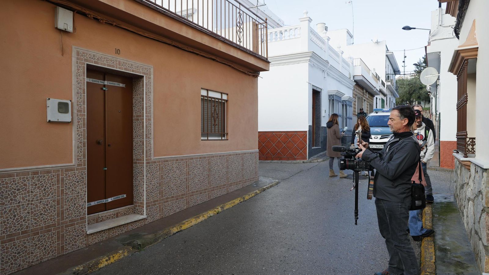 Periodistas en la puerta de la casa de Dolores.