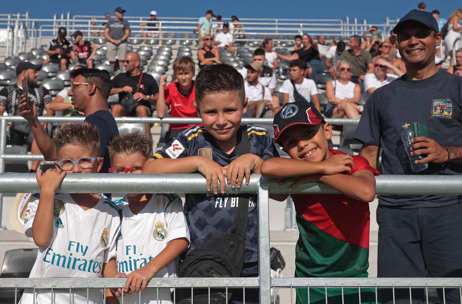 Búscate durante el Granada - Al Nassr en el Ciudad de La Línea