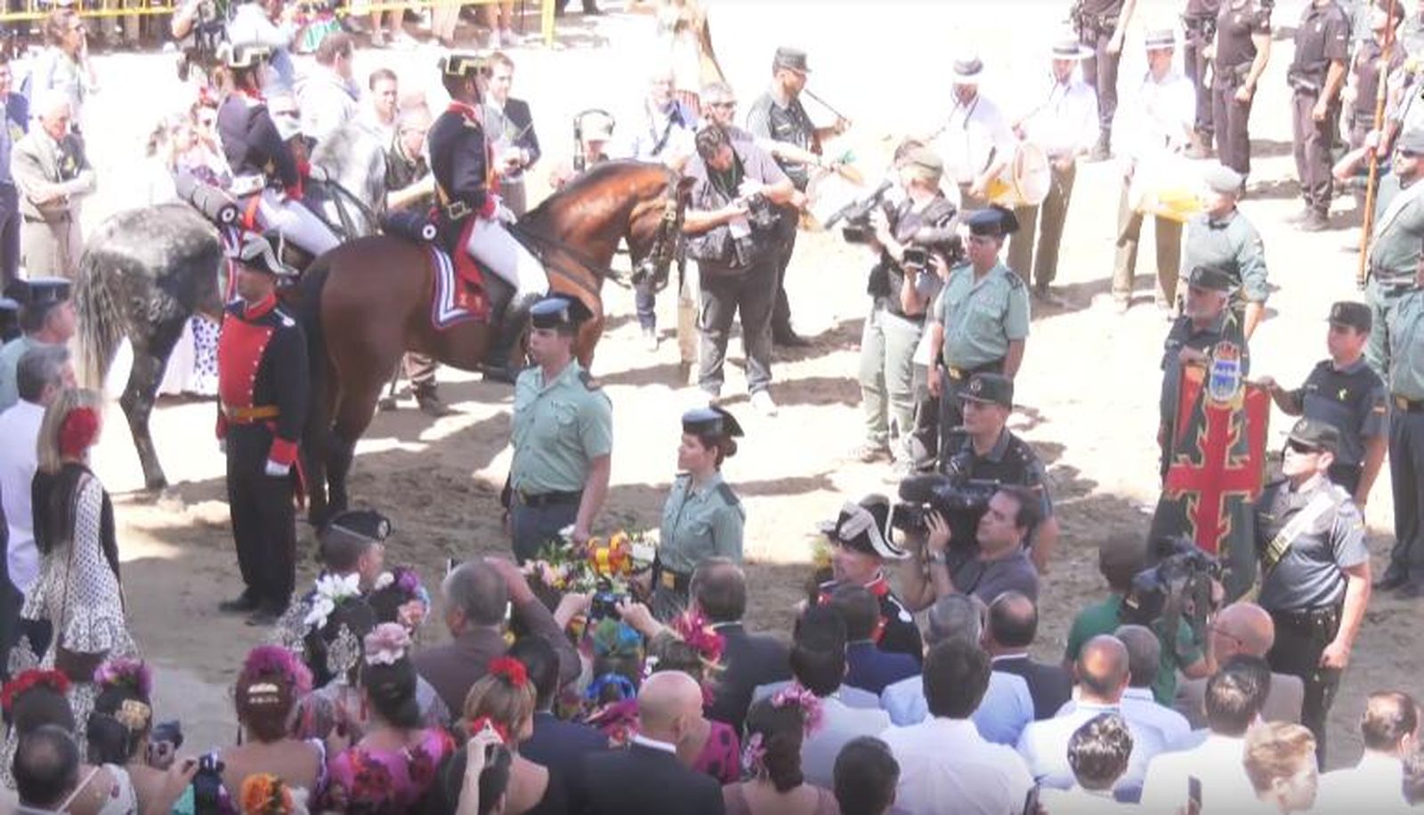 Varios guardias civiles durante el homenaje ante la ermita rociera.